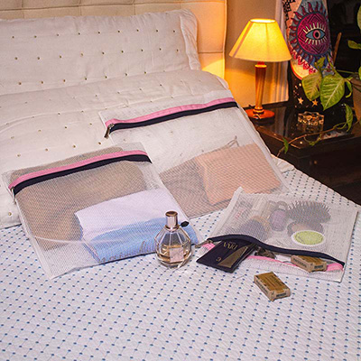 duas necessaires sobre uma cama