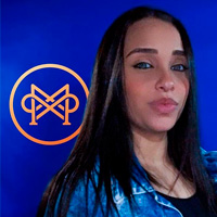 uma mulher com um fundo azul atrás