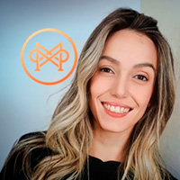 uma mulher com um fundo azul atrás