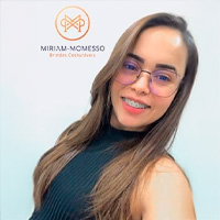 uma mulher com um fundo azul atrás